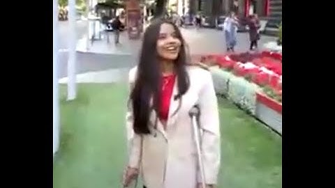Zâmbet frumos, atât de drăguț în cârjele ei partea 2