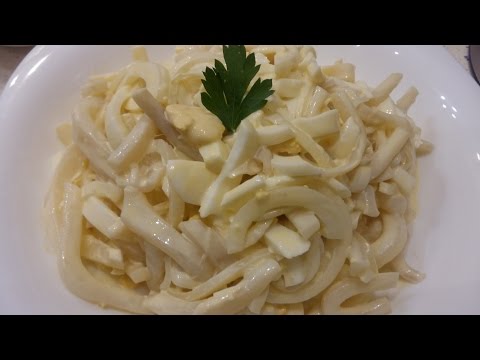 Видео рецепт Салат с кальмарами, яйцом и луком