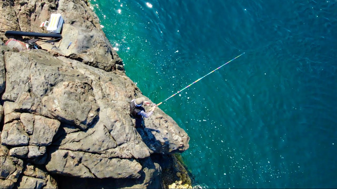 聖地 武者泊。断崖絶壁にある小さな足場で大物と勝負する。