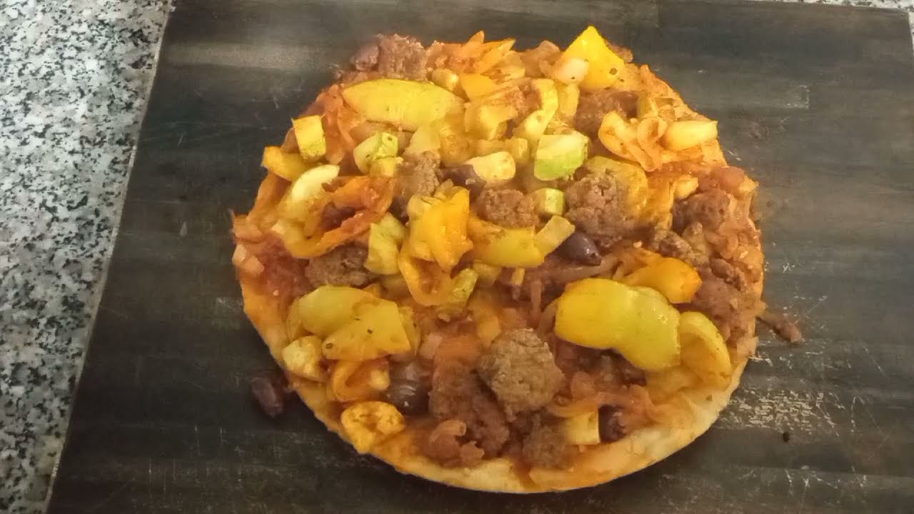 מאפה פיצה מהיר ללא שמרים במילוי נתחי בשר..פלפלים..קישואים וזיתים