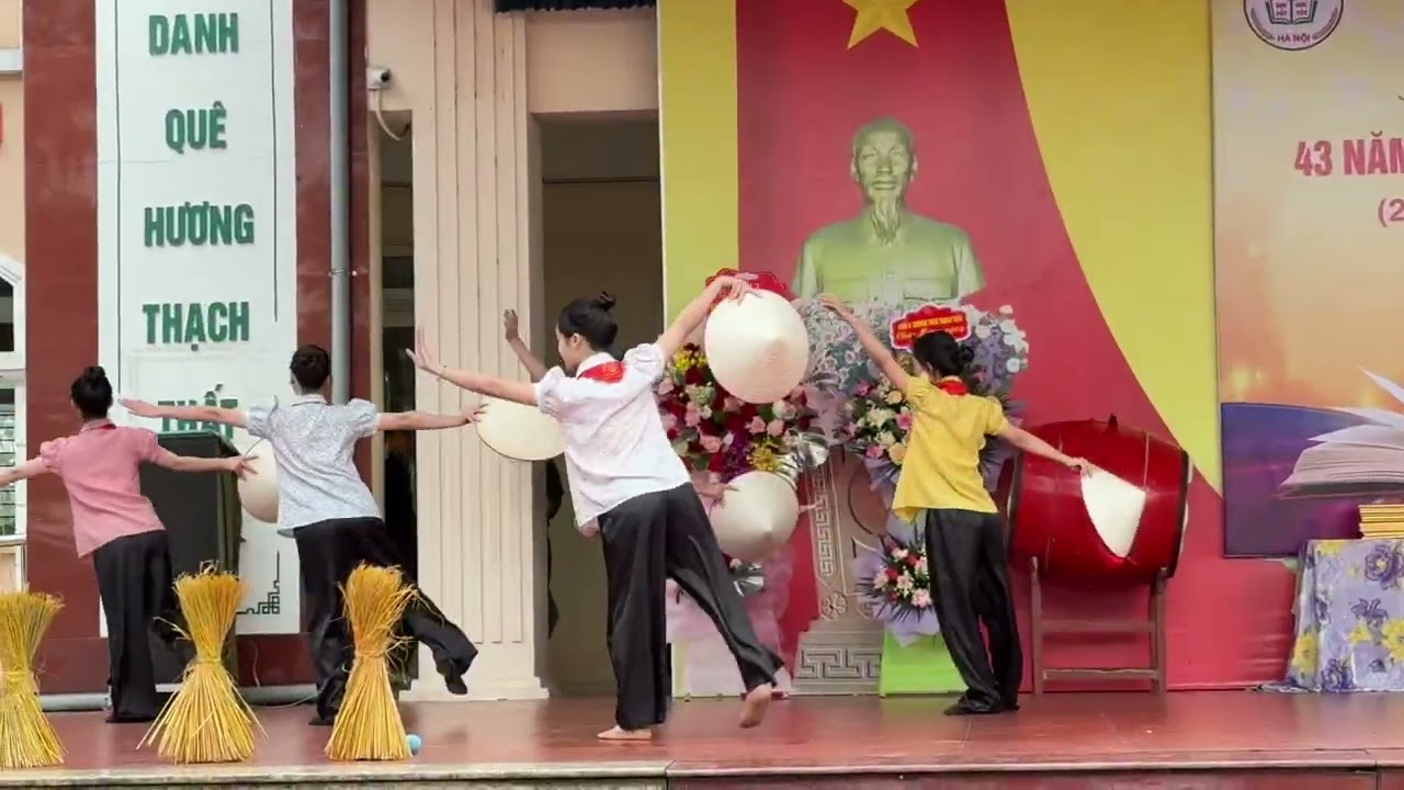 Tiết mục dự thi lớp 9E chào mừng 43 năm Ngày Nhà giáo Việt Nam của trường THCS Thạch Thất.