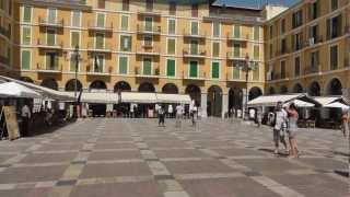 Mallorca: Im Trubel der Altstadt von Palma de Mallorca. In the hustle and bustle of the old town