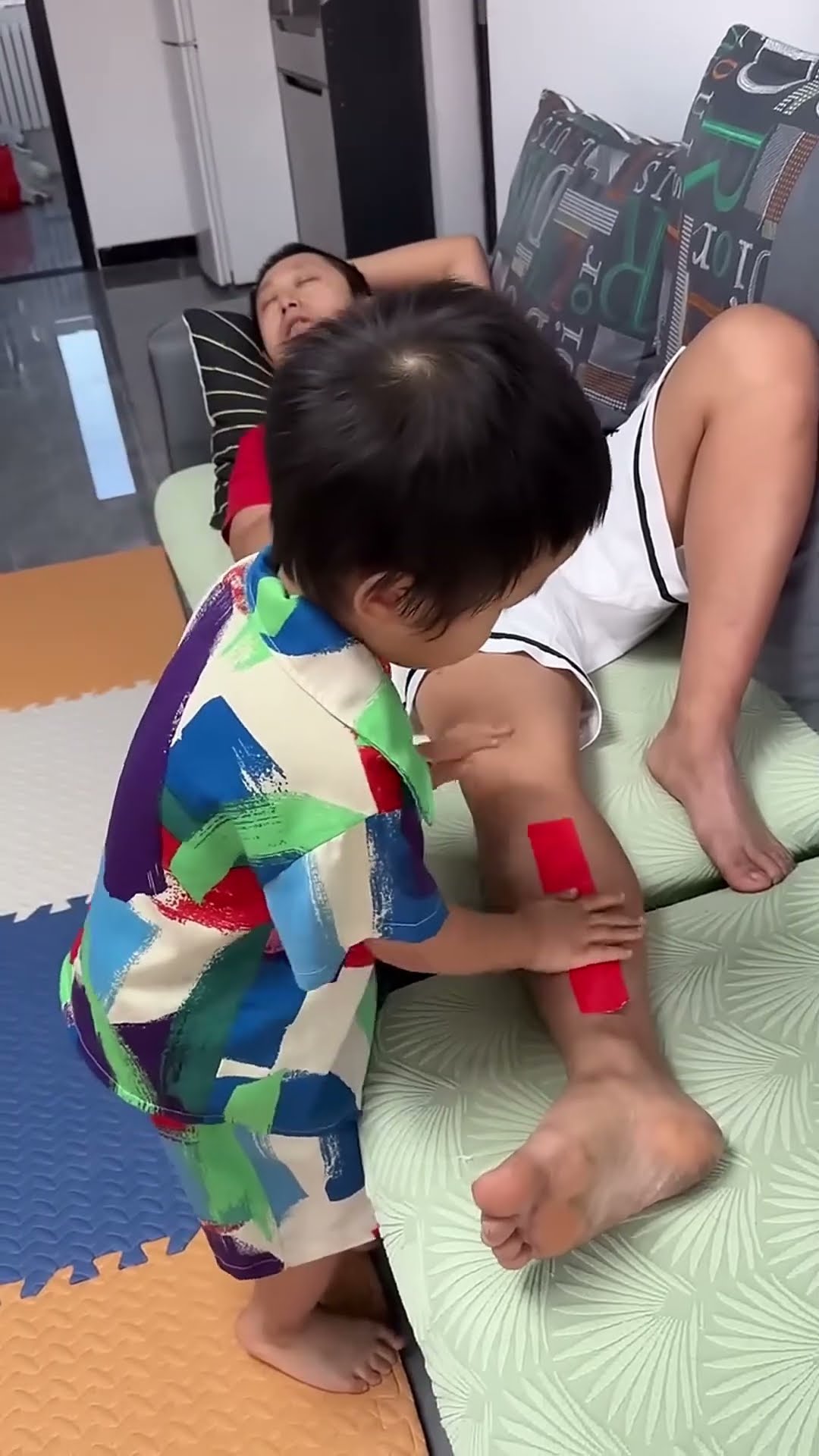 爸爸又在睡懒觉，儿子可不惯着！#Cute baby#Cute#呆萌小米宝#聪明宝宝#萌娃#整蛊#测试