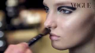 Как сделать макияж smoky eyes: видео от ведущего визажиста Chanel в России Как сделать макияж smoky eyes: видео от ведущего визажиста Chanel в России