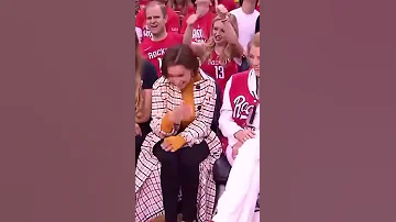 The Mascot Couldn T Believe He Met Emilia Clarke From Game Of Thrones 