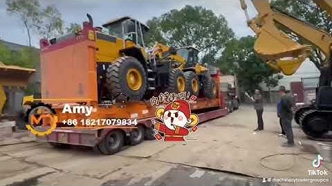 Two sdlg lg956l wheel loader loading one flat rack container