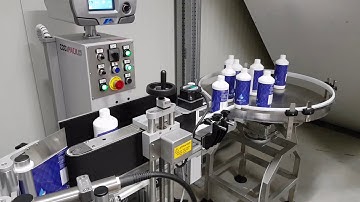 Plastic flessen rondom labelen op een geautomatiseerde manier met ALtech ALbelt en ALritma