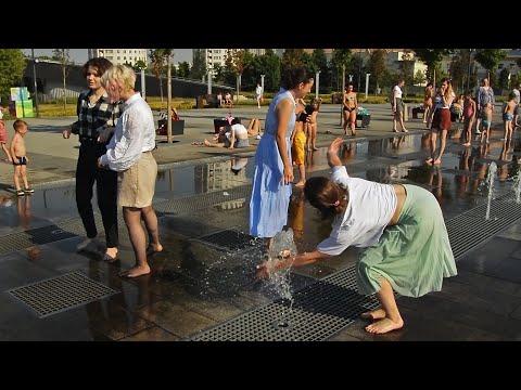Wet girls and funny fountain splashes! / Мокрые девушки и веселые брызги фонтана!