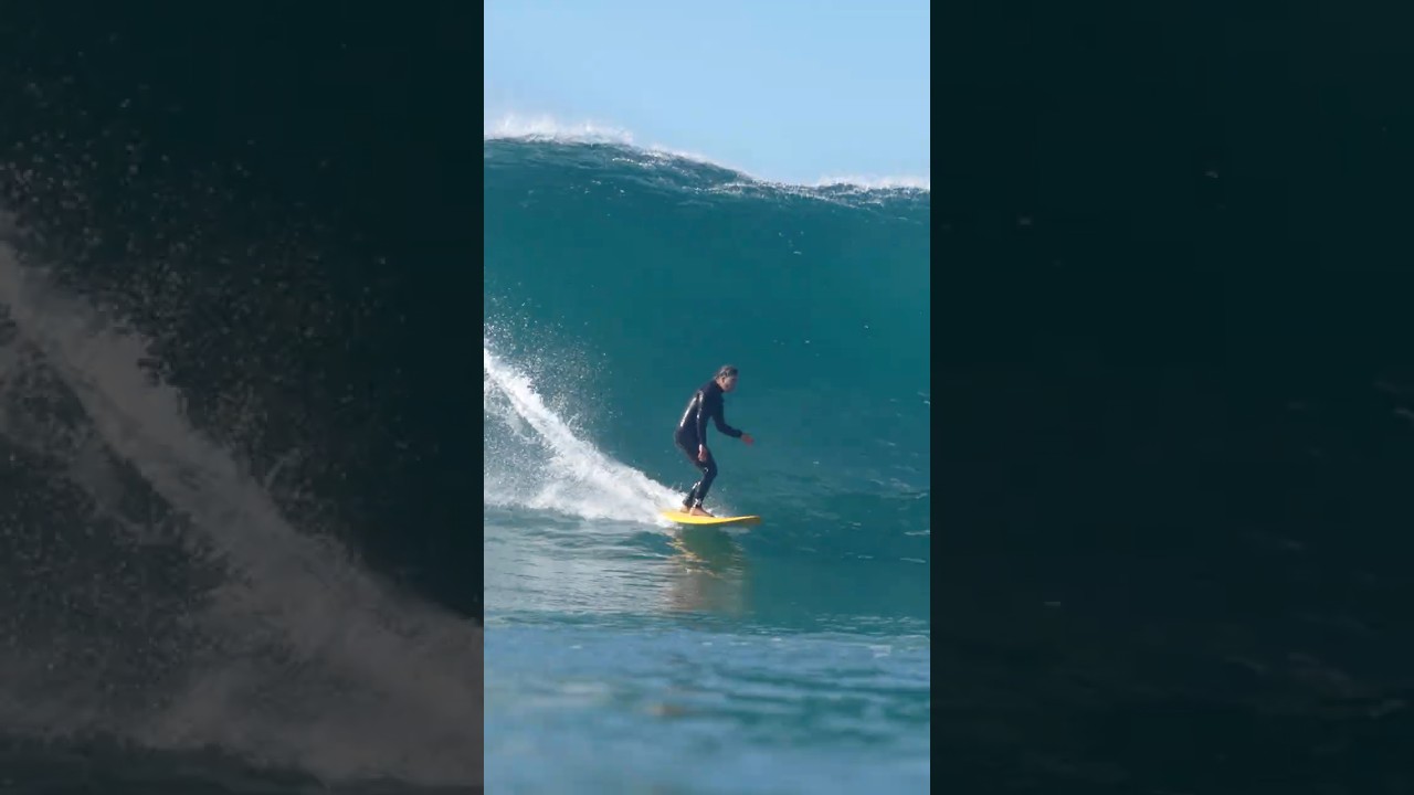 Мощные волны обрушились на пляж Блэкс-Бич.