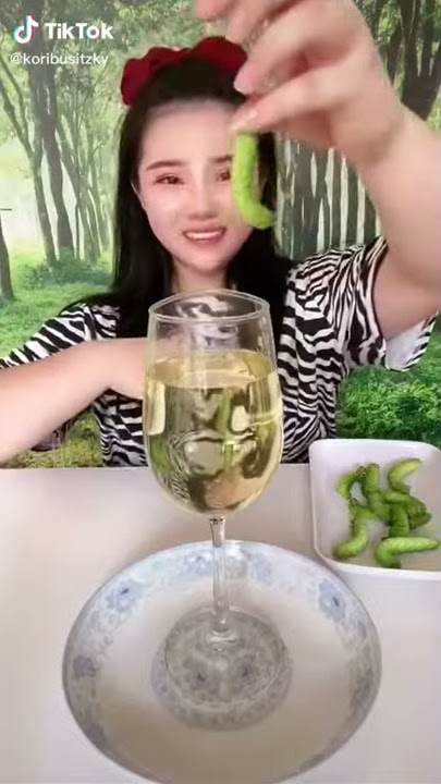 Gadis Cina menggoreng ulat 🐛