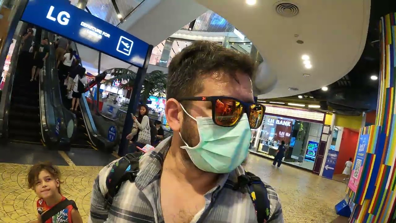 Bangkoks Terminal21 mall drinks n food court