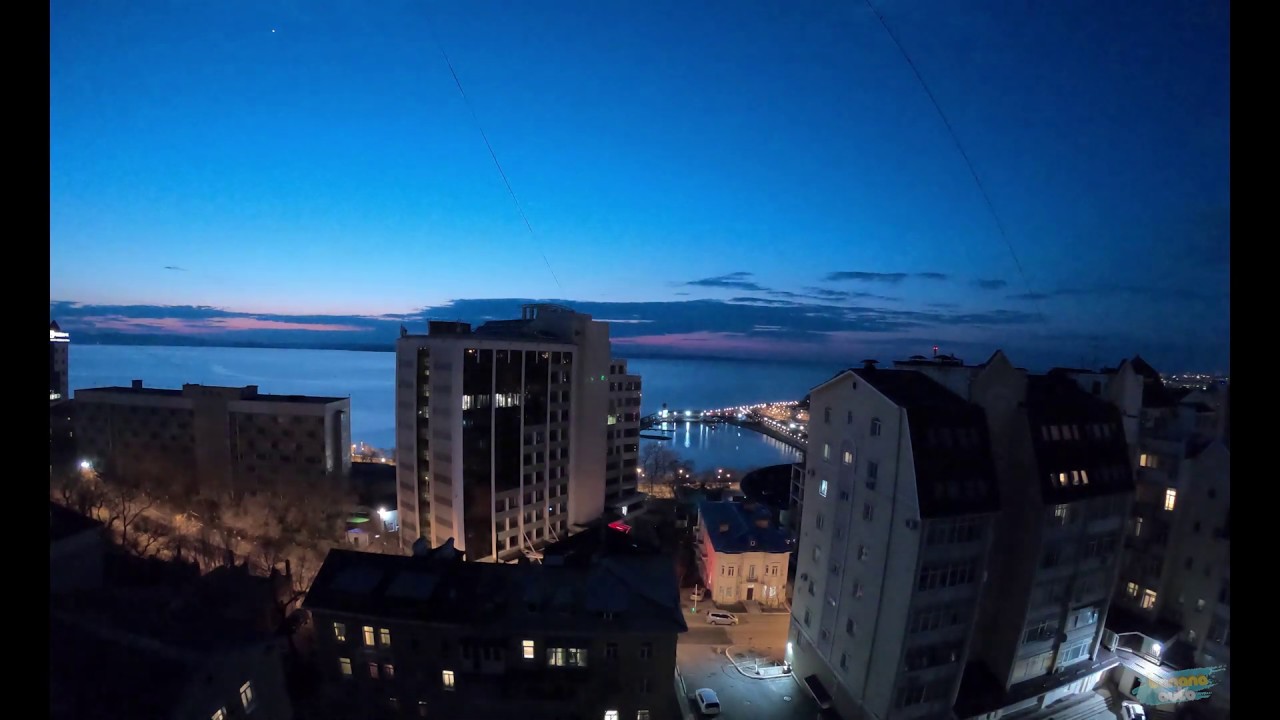 Закат Владивосток волна по набережной 2560х1440 27 апреля 2020