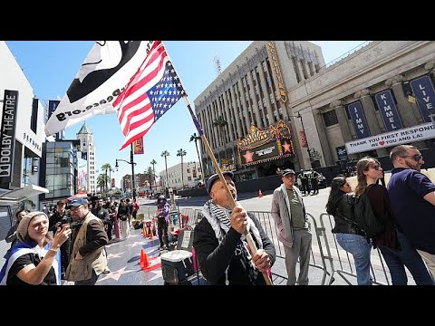 Protesters disrupt Gal