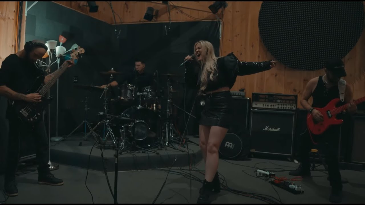 Marissa Detlor- On The Run (Live in Studio) - YouTube