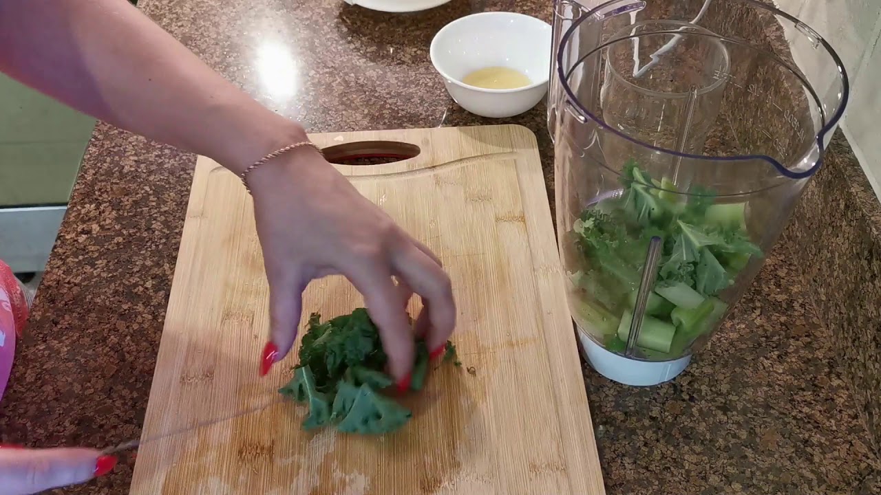 Detox green smoothie for weight loss. (Очищающий зеленый детокс смузи из овощей и фруктов).