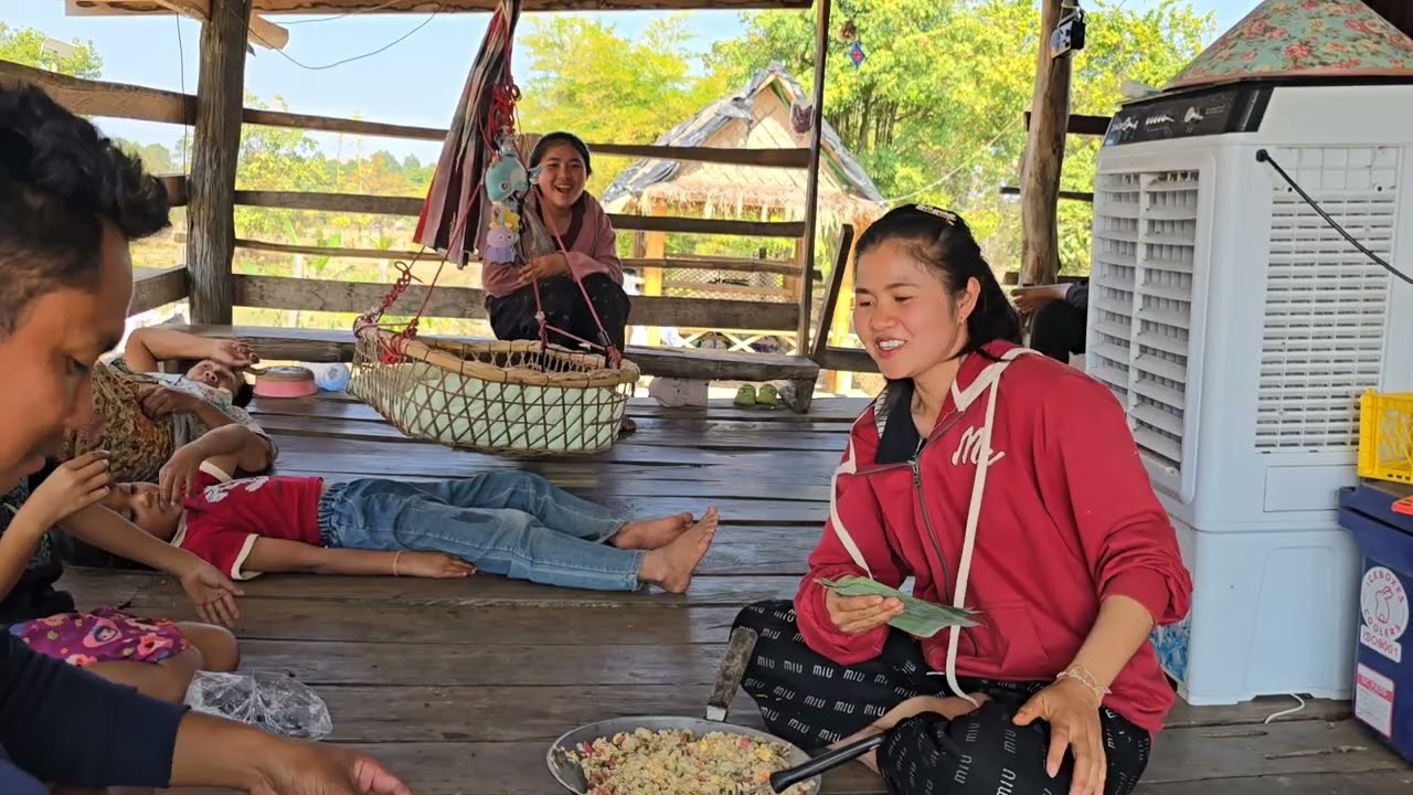 วันนี้ได้ขายข้าวผัดน้องน้ำดีใจมาก กล่องละ 25 บาท ให้จุกๆเลย