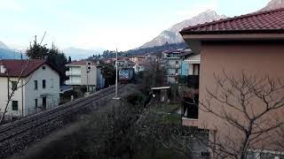 E633 233 XMPR1 con treno merci dell'acqua minerale