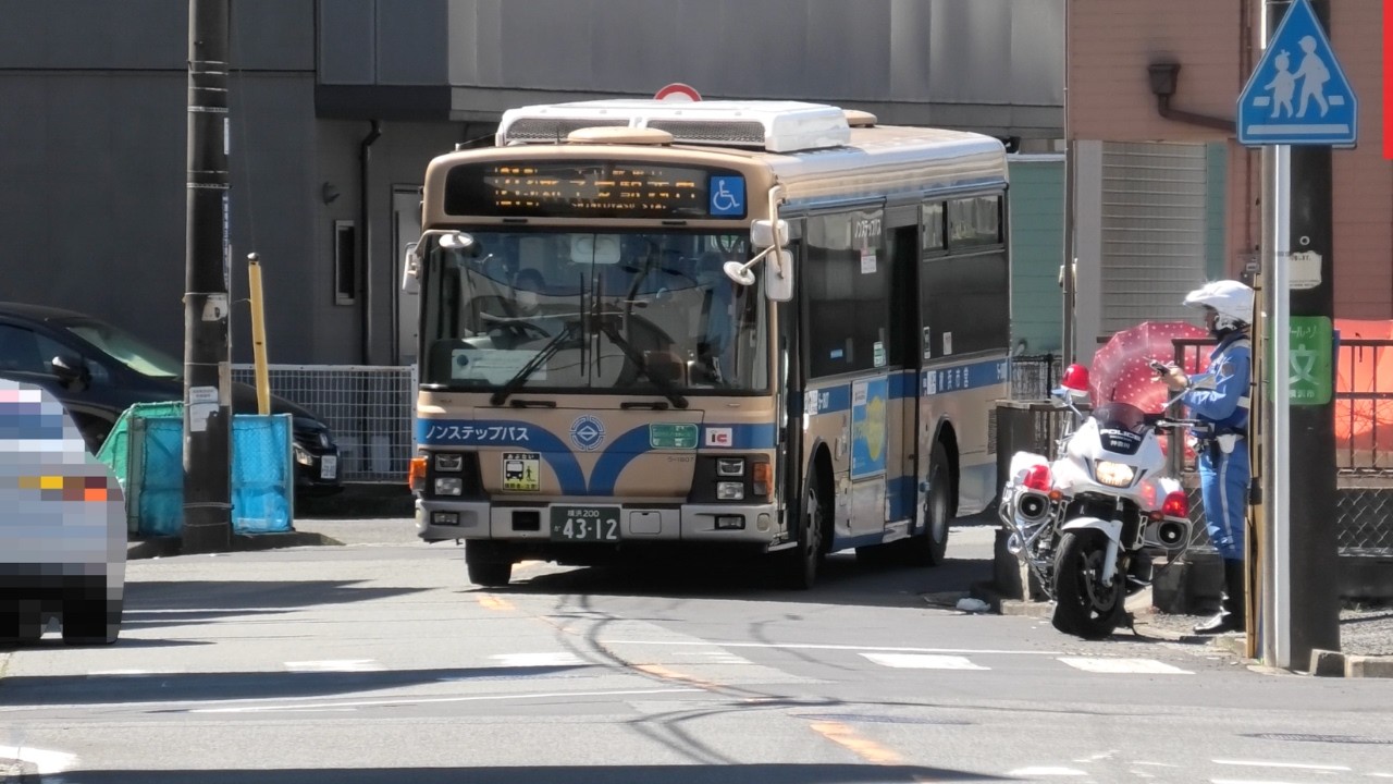 見えていないのか！？歩行者妨害を平然と犯す高齢ドライバーの欧州車があえなく御用に