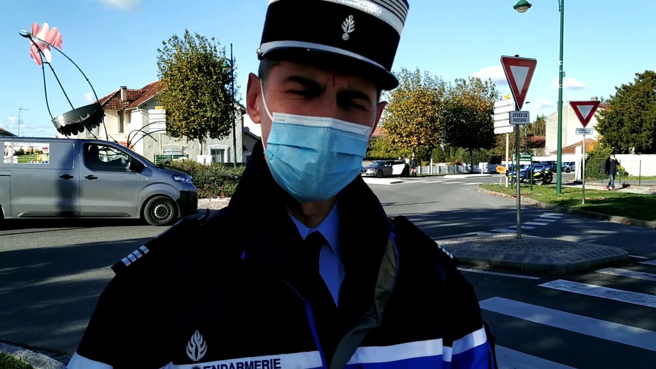 Contrôle du confinement les gendarmes se montrent à Barbezieux YouTube