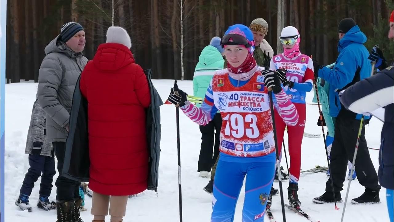 Лыжник по лыжне. Гоночные лыжи в можге. Спартакиада лыжные гонки тюмень расписание. Зима лыжи. Зимняя спартакиада костромскую область.