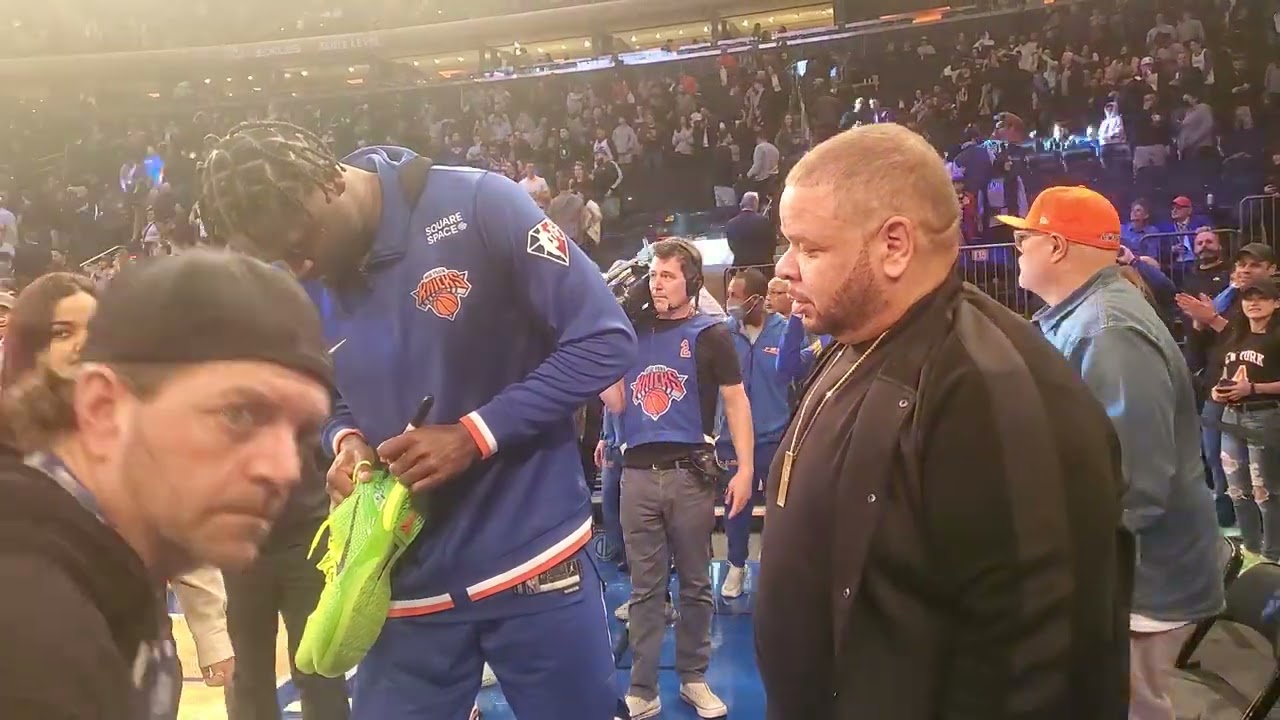 Julius Randall Gives KOBE GRINCH Sneakers to Dave Huie ( Viok Marketing ) Marchv16 2022 MONSTER DUNK