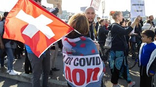 En pleine cinquième vague, les Suisses votent sur l’avenir de la loi Covid