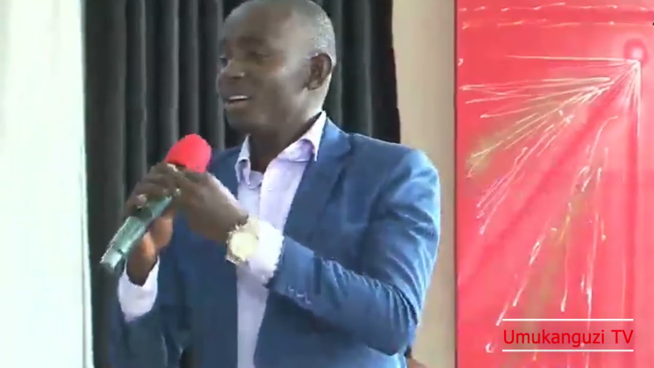 nk'uko yadutoranirije muri we isi itararemwa, kugira ngo tube abera tutariho umugayo imbere yayo.
