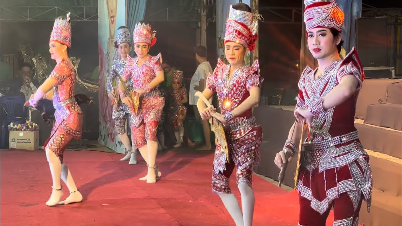 รำอัศวะลีลา ตามคำขอจากเจ้าภาพ น้องแบงค์ น้องบิ๊ก น้องเบล น้องเต๋า น้องเอส ใส่ชุดลิเกสีแดงเป็นทีม