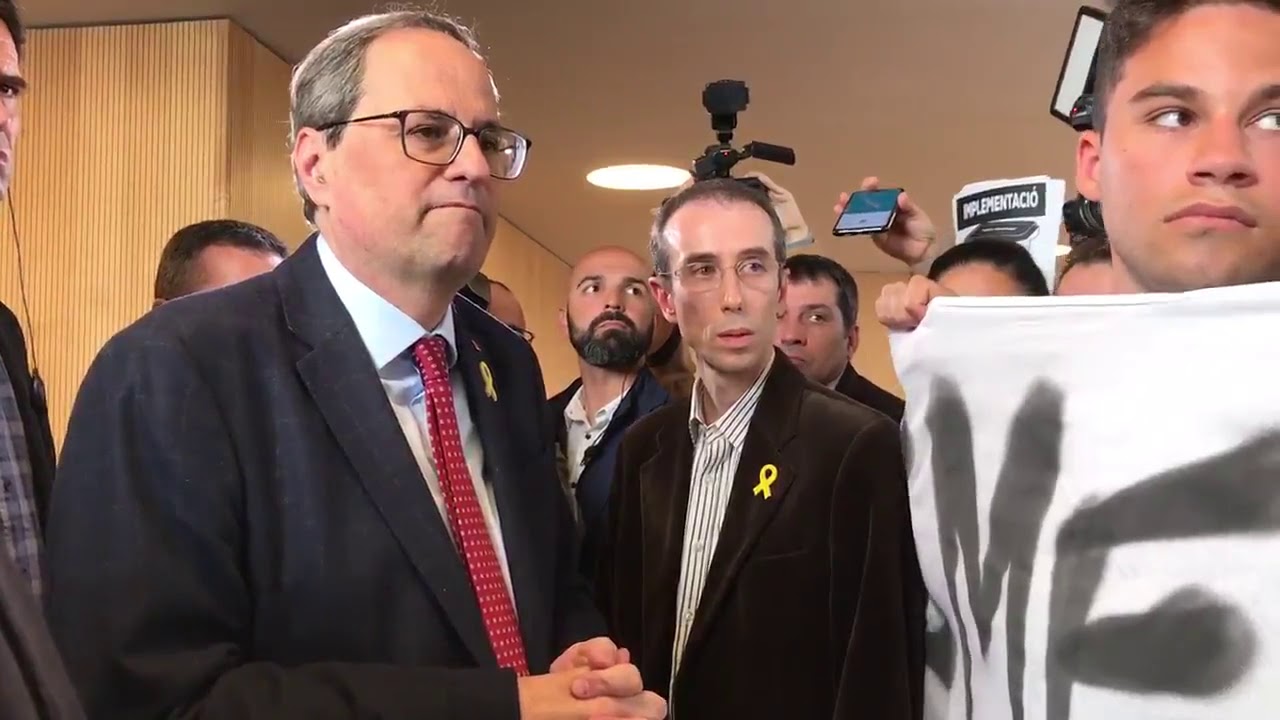 Tensa conversa entre el president Torra i un grup de membres de CDR - YouTube