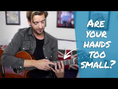 छोटे हाथों से गिटार कैसे बजाएं