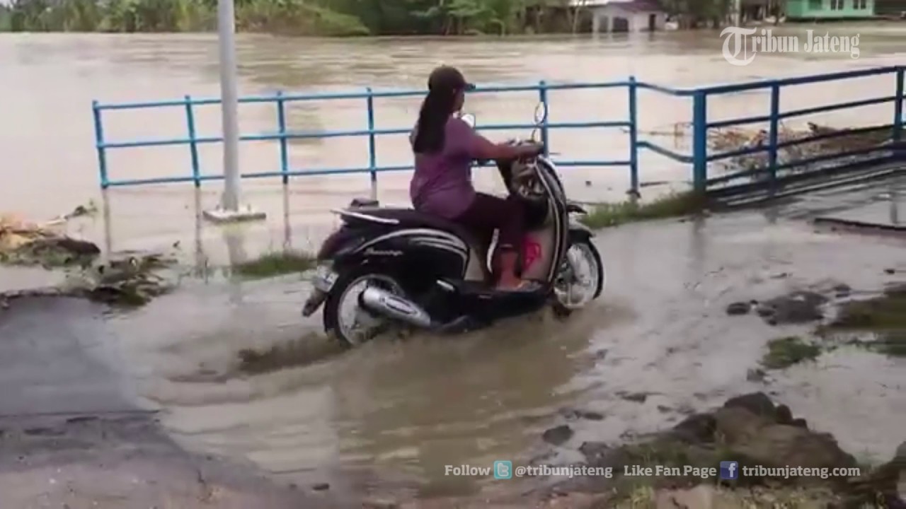 Pengendara Melintas di Jembatan Sungai Wilalung Ini Tersentuh Banjir