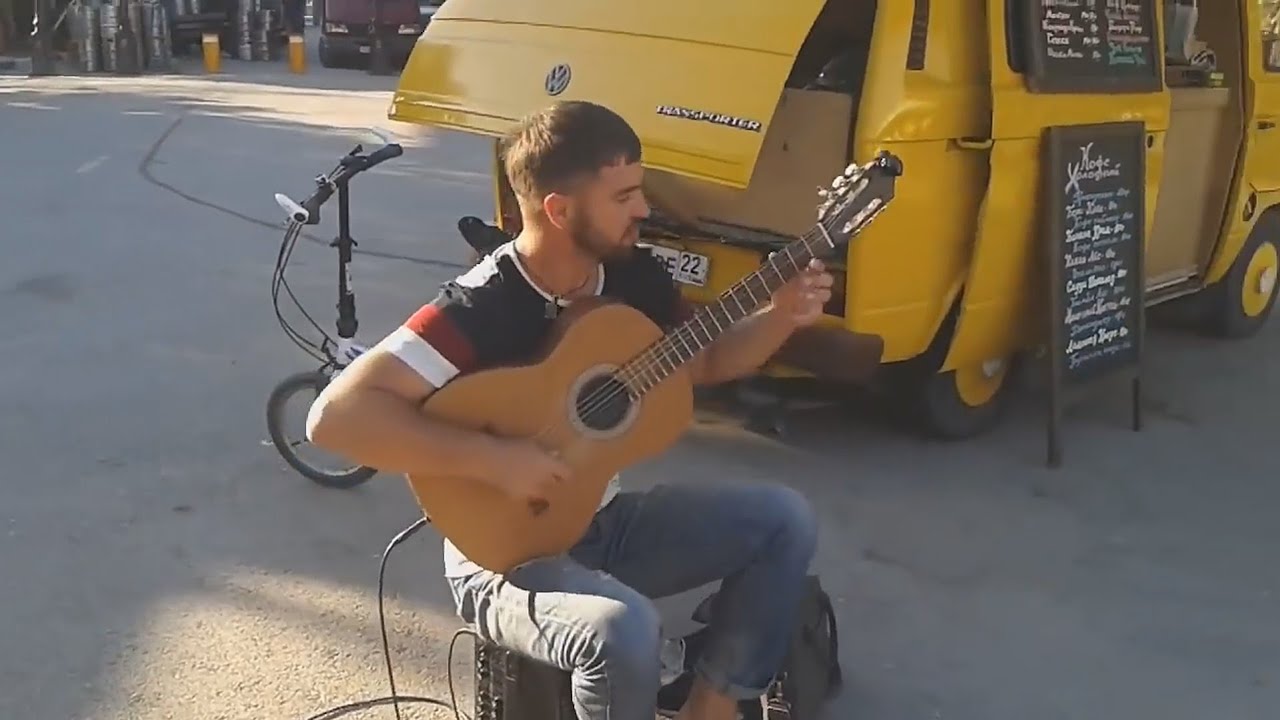 Мальчики виртуозы. Якут с гитарой. Якутская гитара. Видео парень играет на гитаре.
