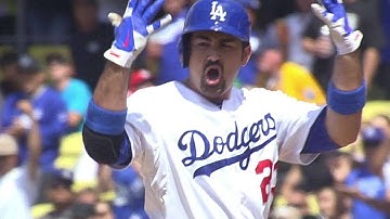 STL@LAD: Gonzalez bloops an RBI single into center