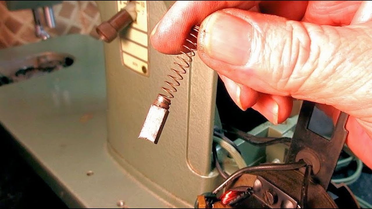 Как снять двигатель, щетки двигателя, провода и подсветку со швейной машины Singer модели 327K