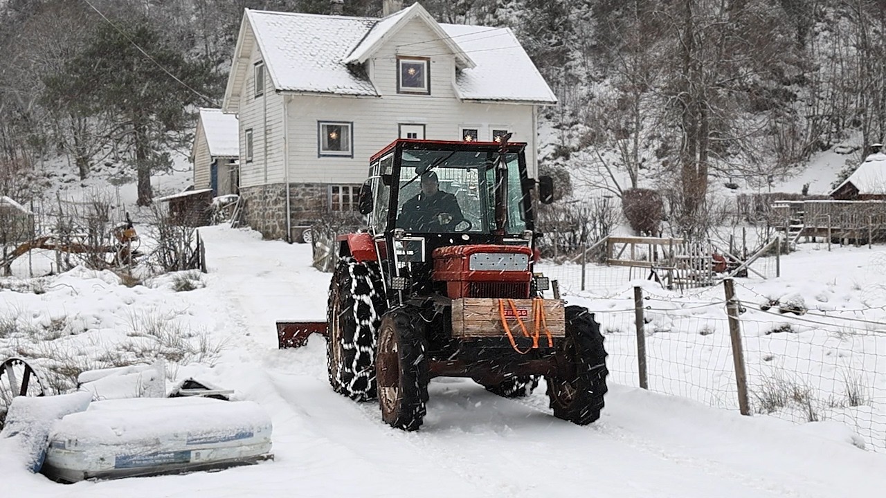 Зима усложняет всё на нашей ферме.