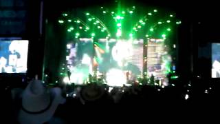 brad paisley start of show and 1st camouflage verse