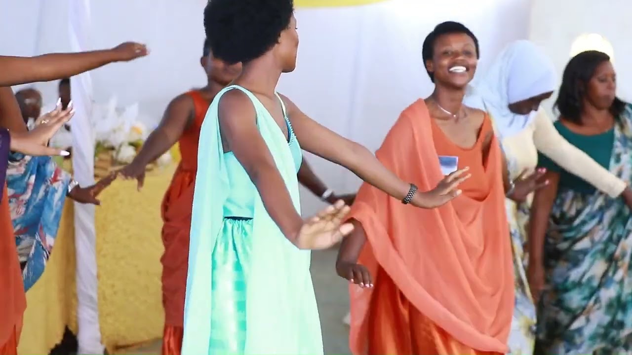 MC WAKASAMUTWE YASEBEJE ABASORE BAHEREKEJE UMUGENI😃 OOOOH! Umukonwa wacu yisangiye uwo yakunze