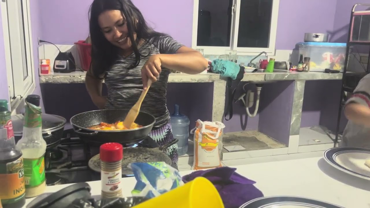 Preparando una En tomatada con Huevos 🥚