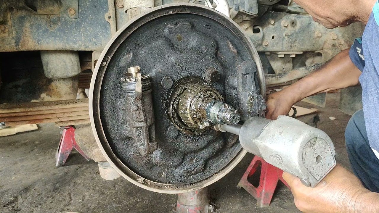 Mitsubishi Canter karena rem nya lengket