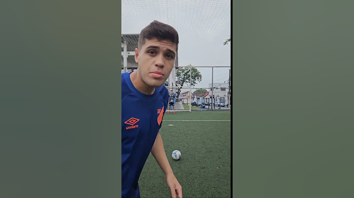 A CADA DEFESA O CHUTE FICA MAIS PERTO #futebol #futebolbrasileiro #shorts #goleiro #humor #memes