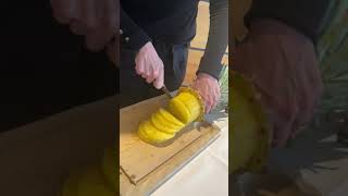 LA DÉCOUPE D'UN ANANAS EN PISTON