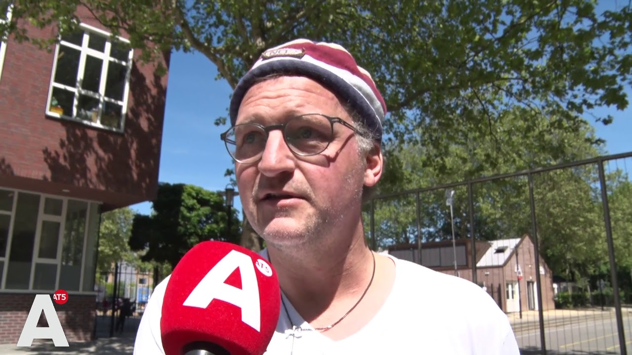 Bijennest valt uit boom bij basisschool De Waterkant