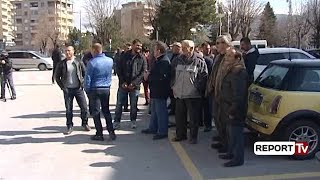Report Tv - Banorët E Lekasit Në Korçë Në Protestë Jemi Pa Rrugë Dhe Tre Muaj Pa Drita