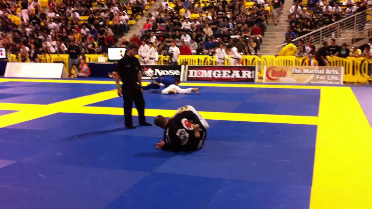 Luca Anacoreta vs Joao Miyao  world championship 2011