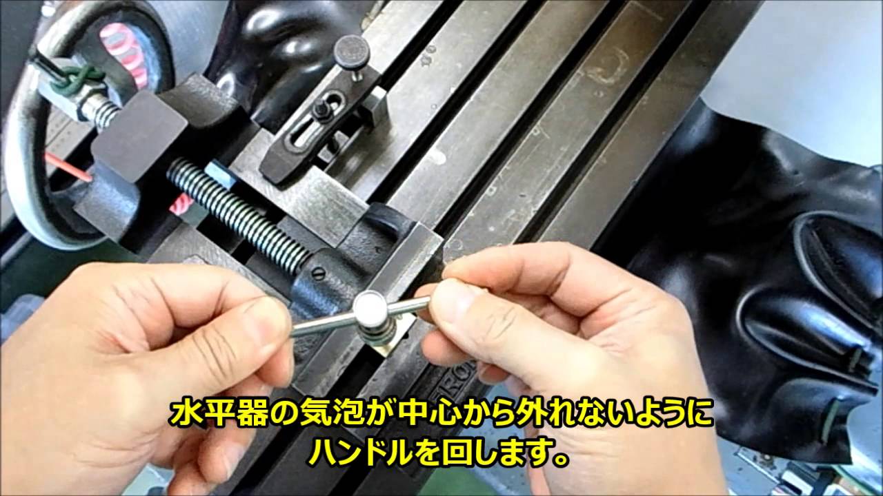 ハンドタップで垂直なネジ切りができる！「水平器付タップホルダー