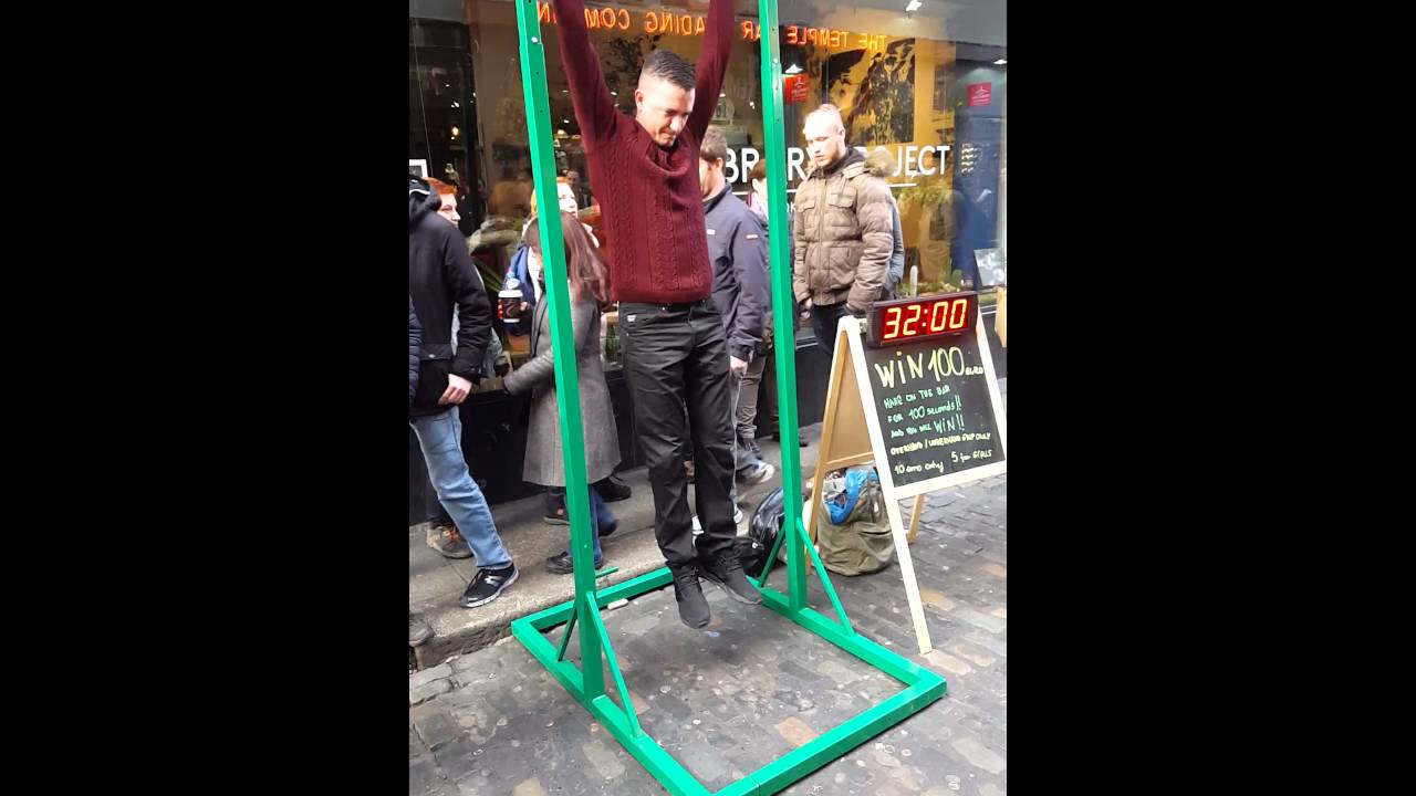 Robbo almost completes the 100 second bar hang challenge in Dublin
