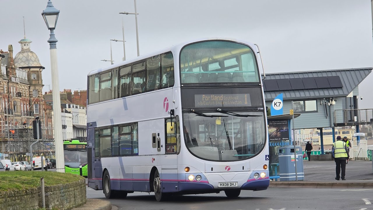 *Thrash & Hillclimb!* First Wessex Volvo B9TL/Wright Eclipse Gemini 37586 (HX08 DHJ) on Route 1