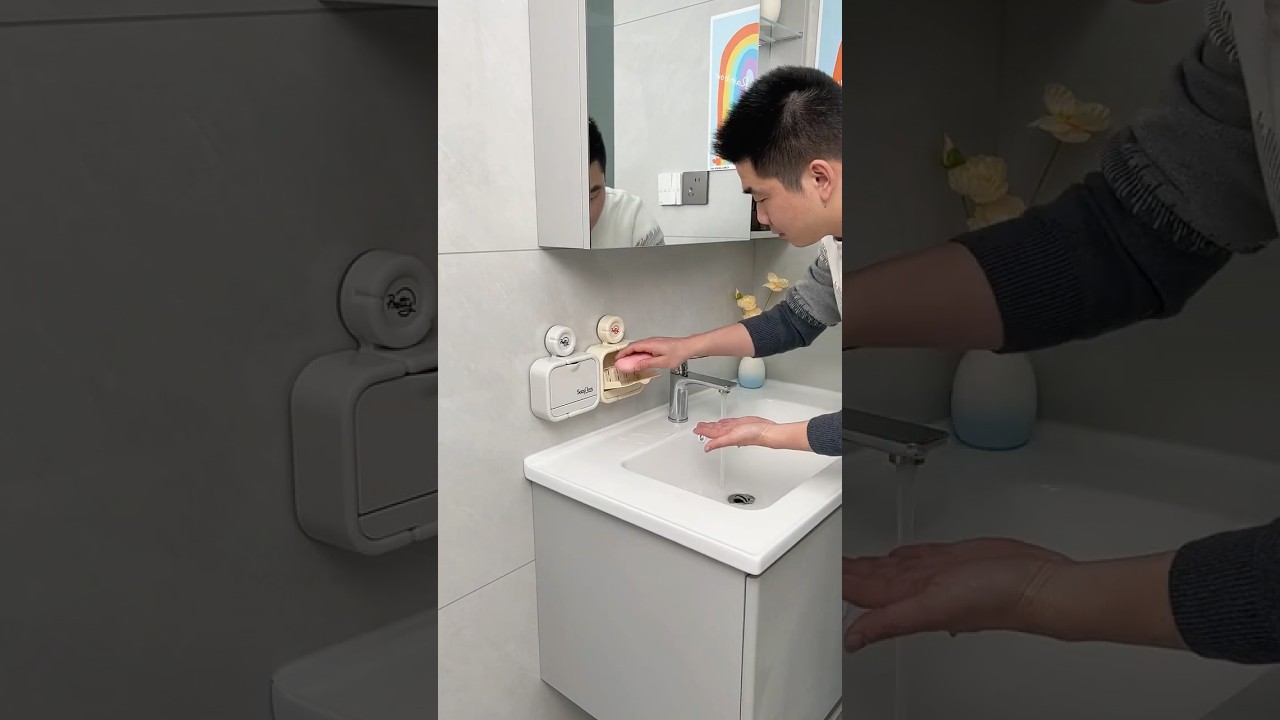 The soap box is better to hang up, and there is a water box at the bottom