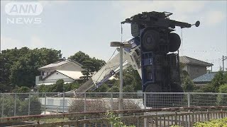 クレーン車が地面に垂直に倒れる　千葉のショッピングセンター駐車場で作業中に(2025年6月17日)