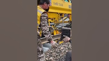 teknik cerdas memasang rel kereta dengan alat canggih #shorts